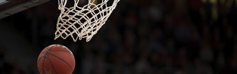 NBA篮球比赛直播画面截图，展示球员扣篮瞬间