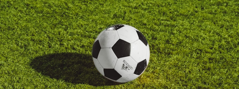 球盟会官方网站前沿入口大厅设计概念图，展示现代极简主义风格