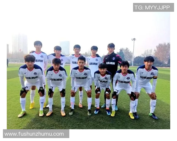 足球明星之间的默契配合瞬间展现团队精神与个人魅力的完美结合