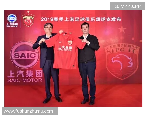 足球明星慷慨解囊为家乡发展捐款助力青少年足球事业腾飞